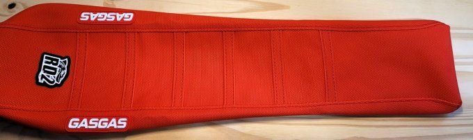 housse-de-selle-gasgas-ec-ecf-mc-mcf-2024 - 2025-seat-cover-rouge - factory -rd2 -mx -